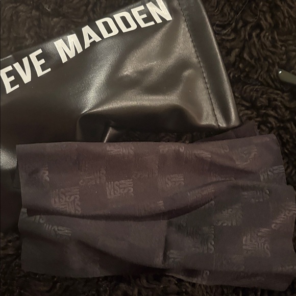 Brand new Steve Madden Oval Gold and Black Sunglasses - Picture 10 of 10